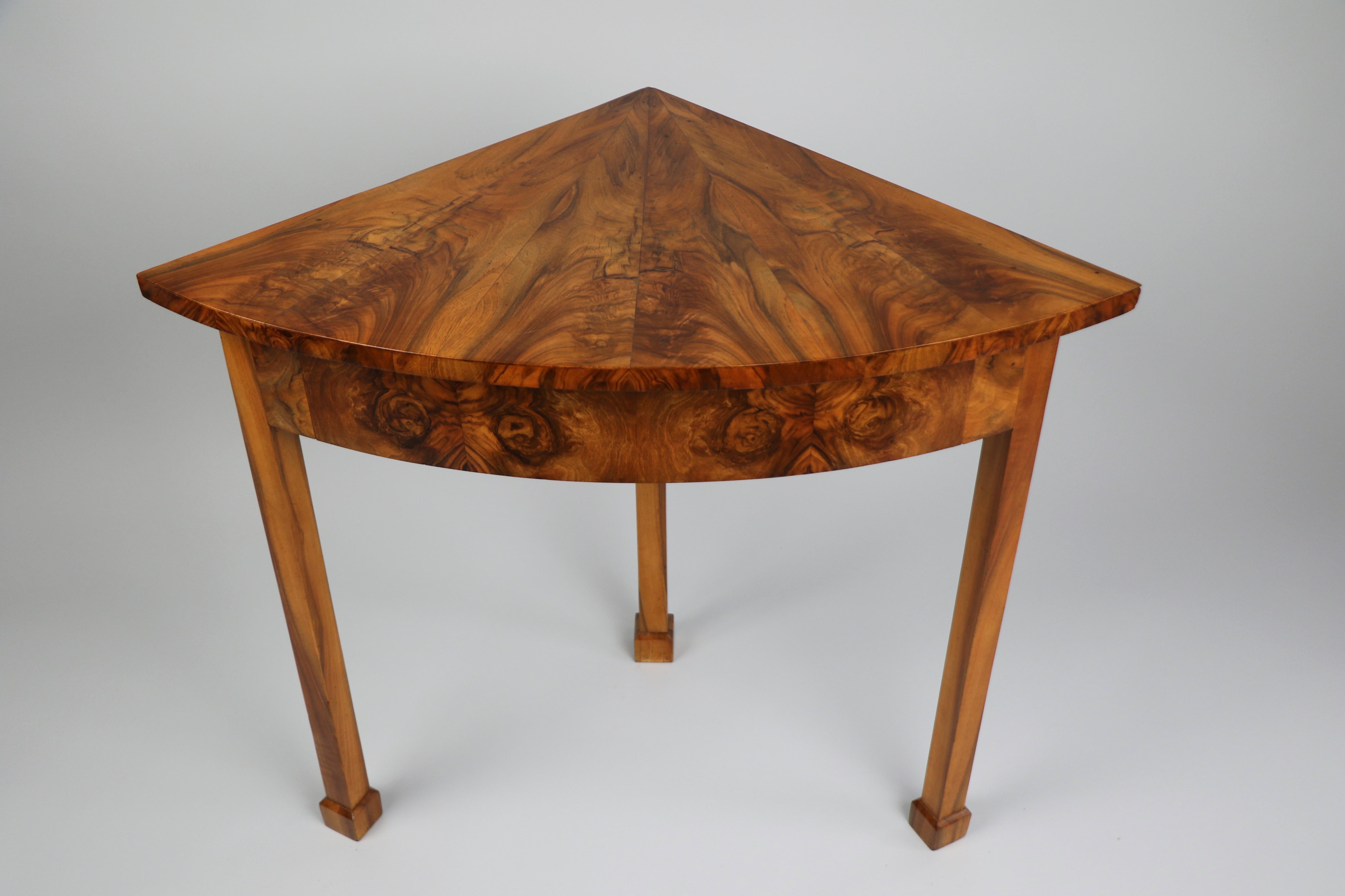 19th Century Fine Biedermeier Walnut Corner Console Table. Vienna, c. 1825. For Sale 6