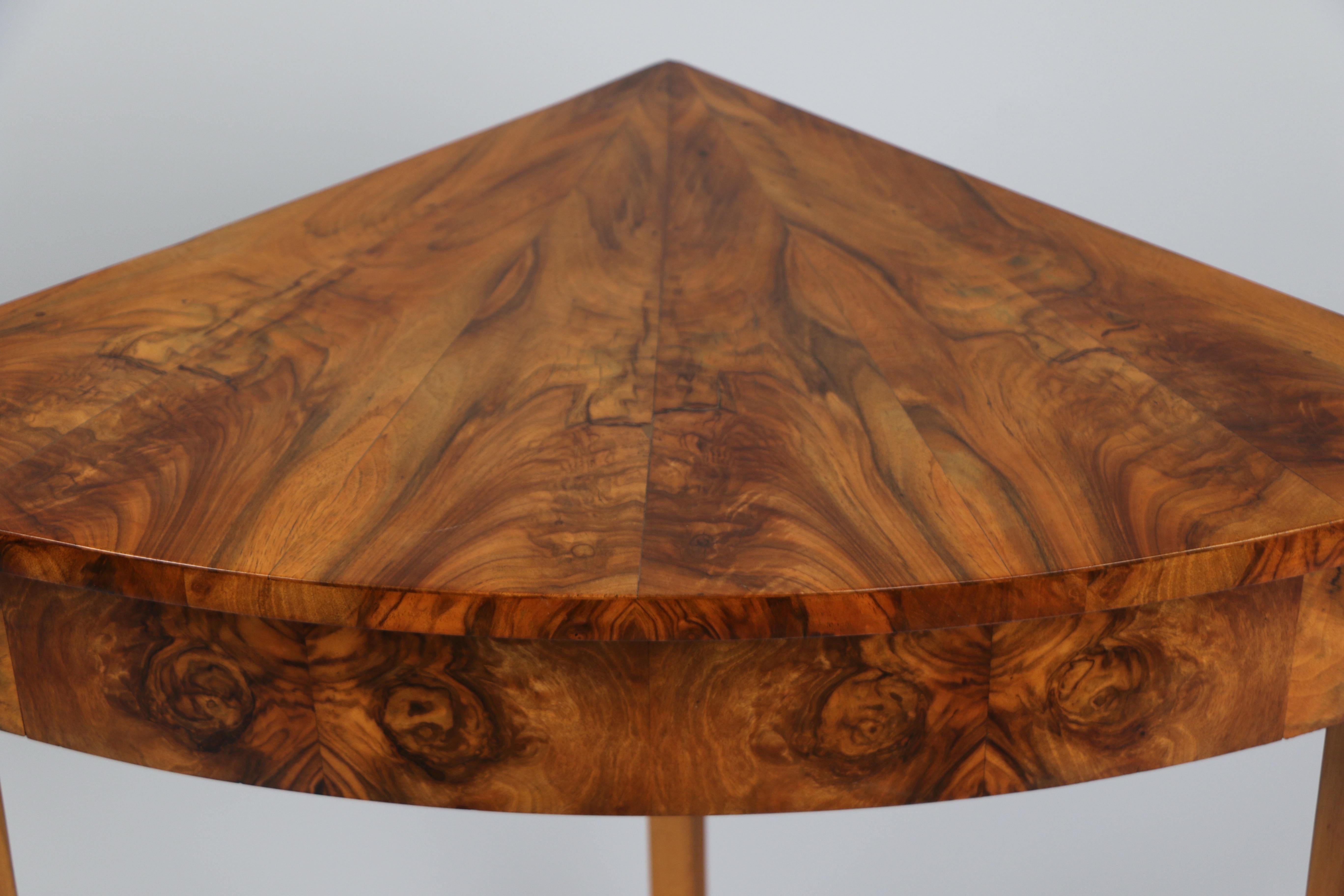 19th Century Fine Biedermeier Walnut Corner Console Table. Vienna, c. 1825. For Sale 7