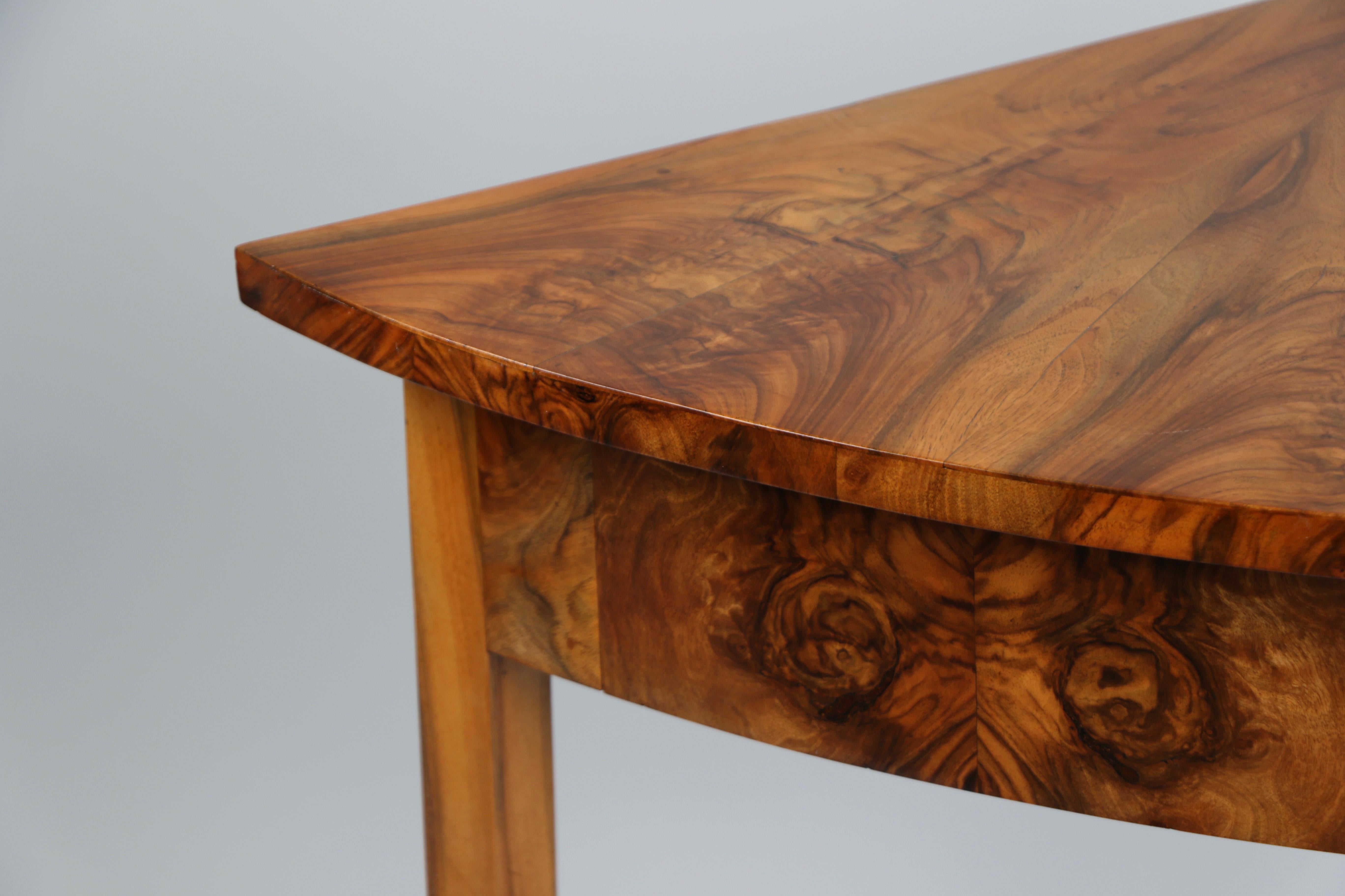 19th Century Fine Biedermeier Walnut Corner Console Table. Vienna, c. 1825. For Sale 8