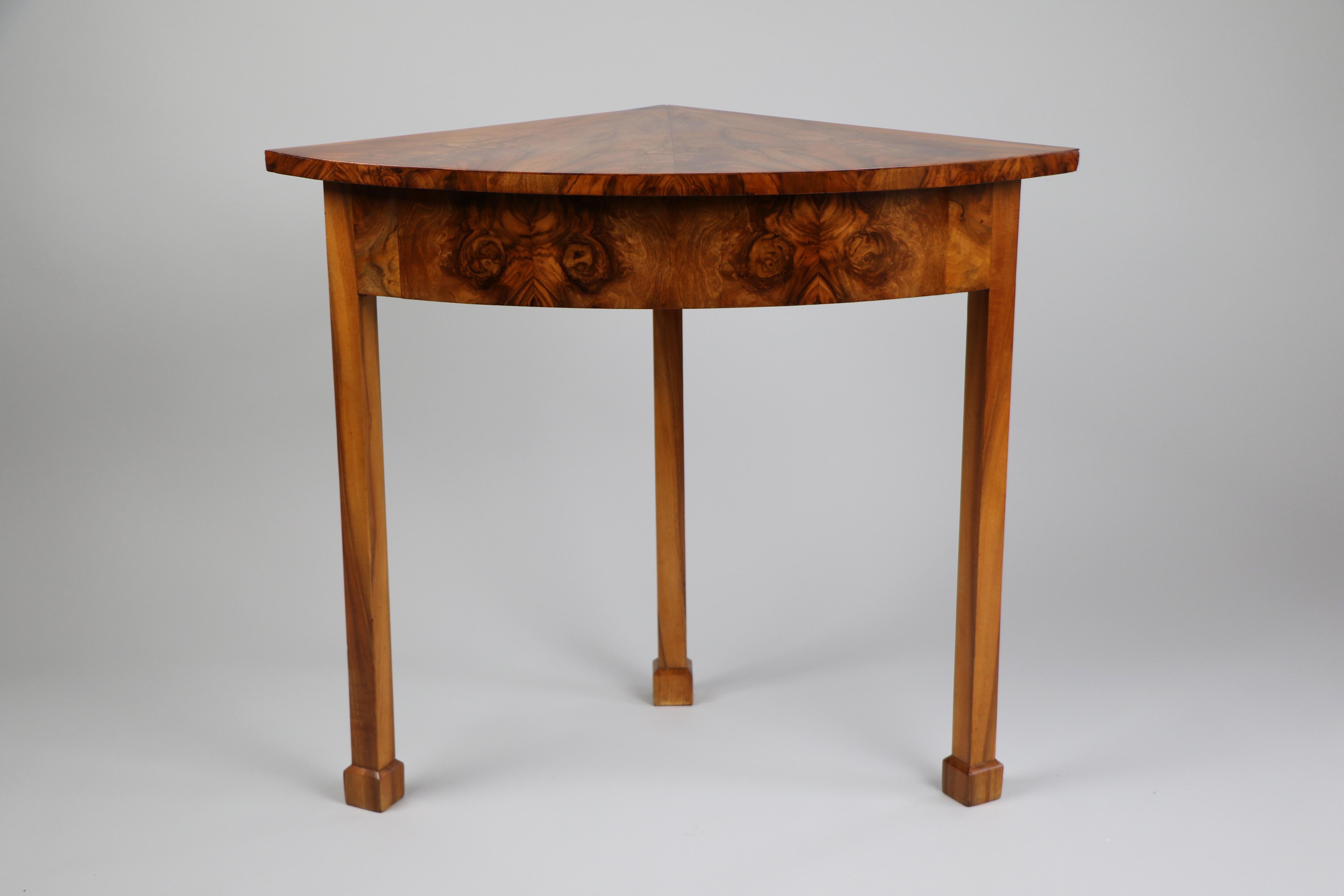 19th Century Fine Biedermeier Walnut Corner Console Table. Vienna, c. 1825. For Sale 9