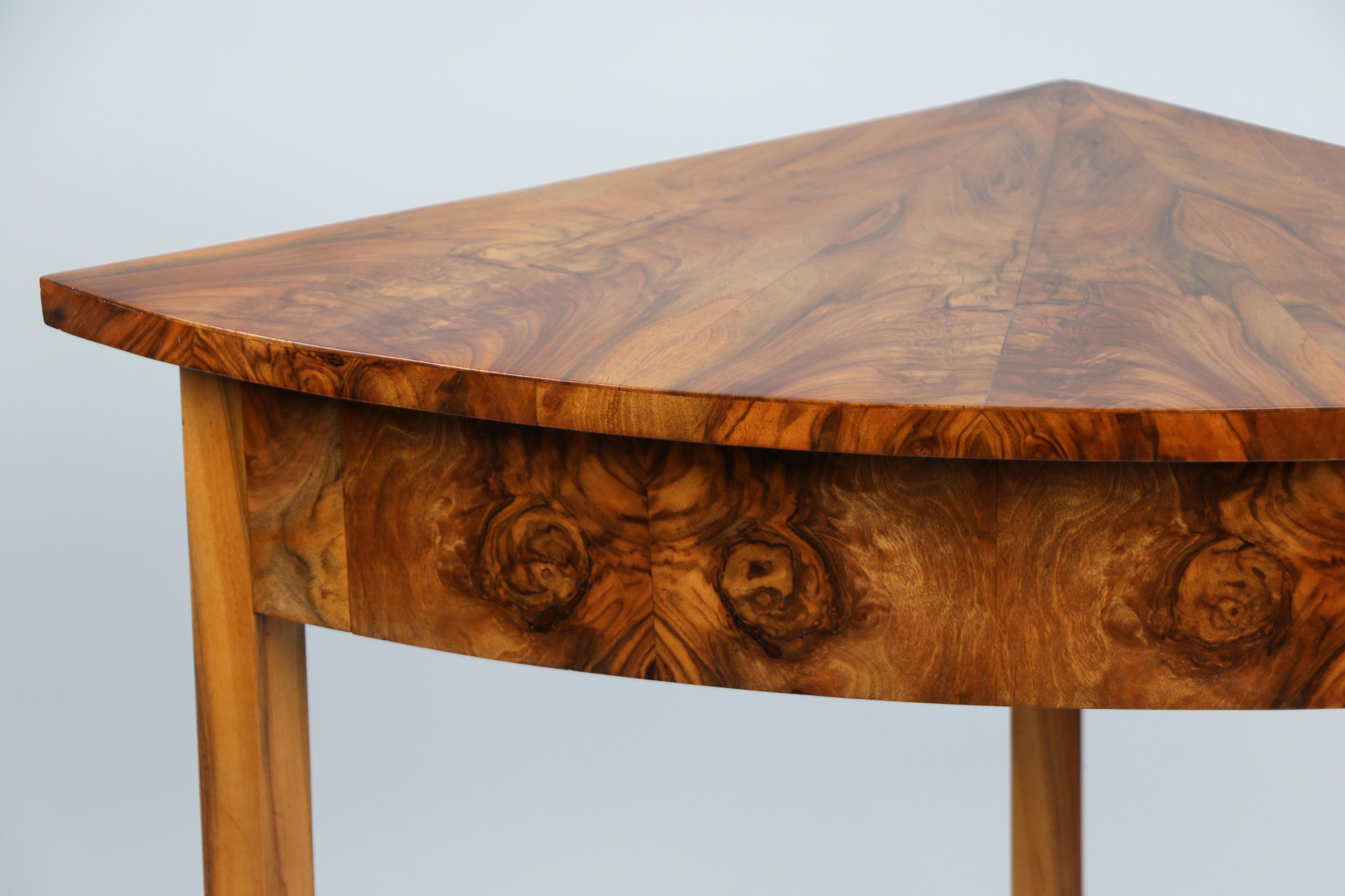 19th Century Fine Biedermeier Walnut Corner Console Table. Vienna, c. 1825. For Sale 1