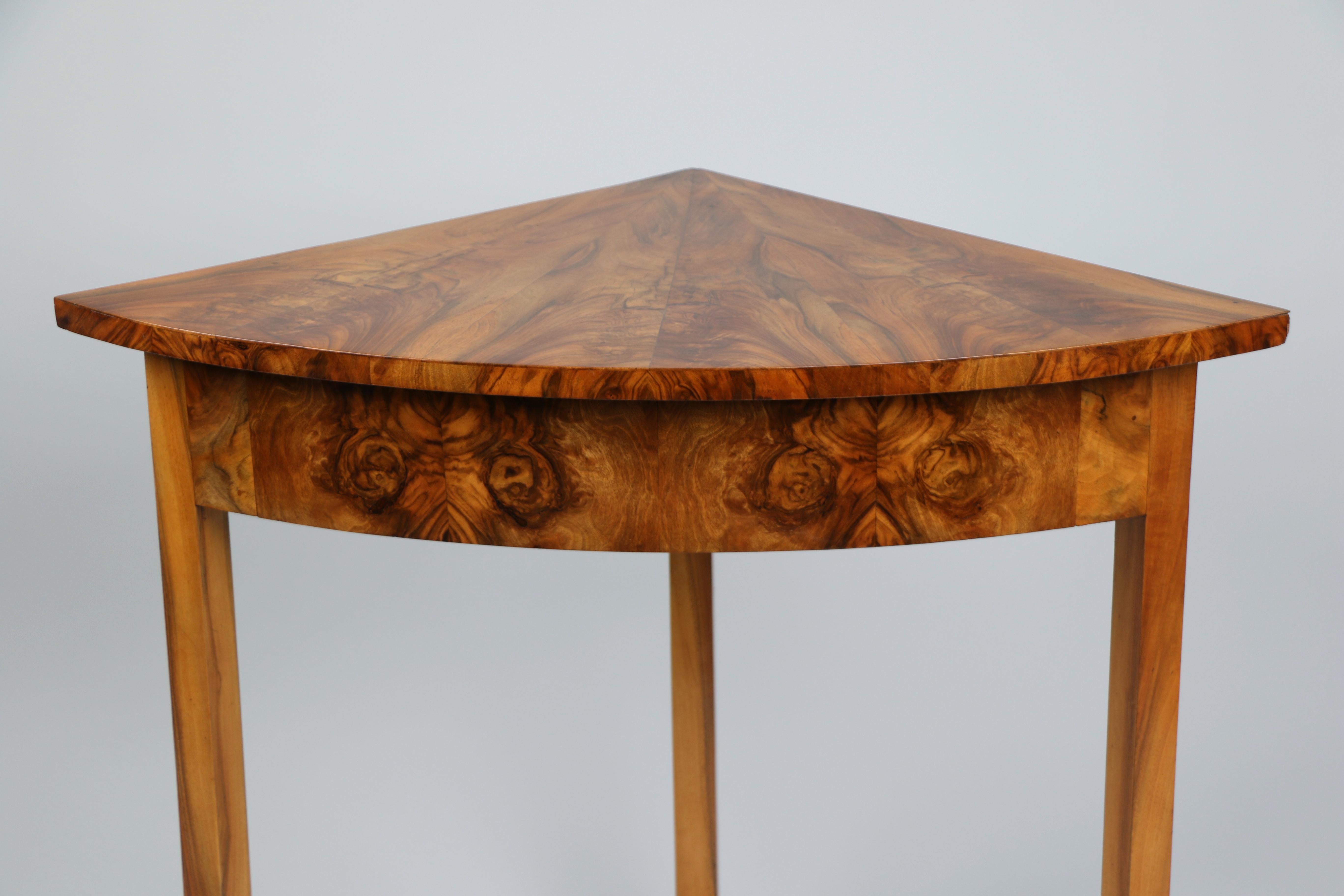 19th Century Fine Biedermeier Walnut Corner Console Table. Vienna, c. 1825. For Sale 2