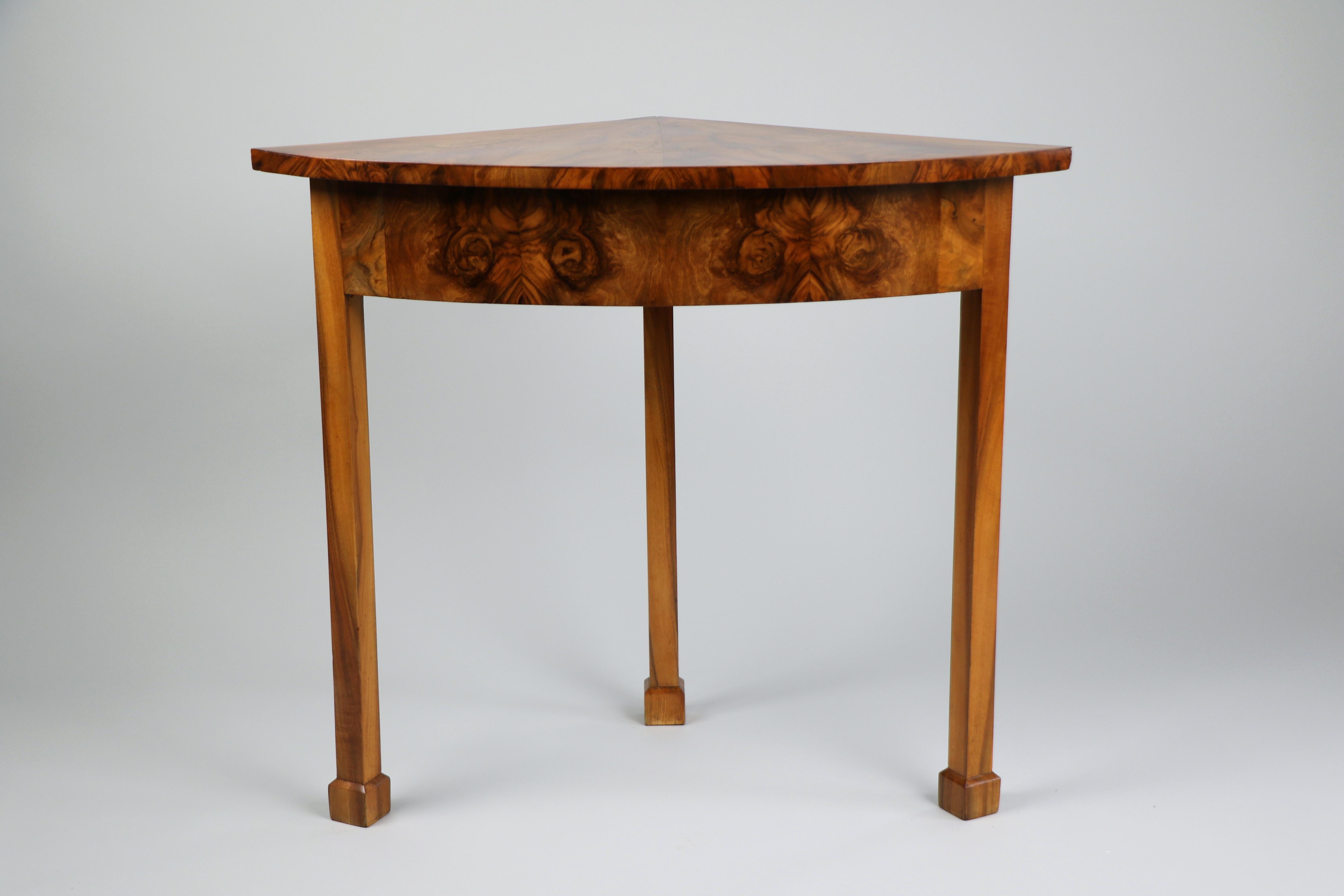 19th Century Fine Biedermeier Walnut Corner Console Table. Vienna, c. 1825. For Sale 3