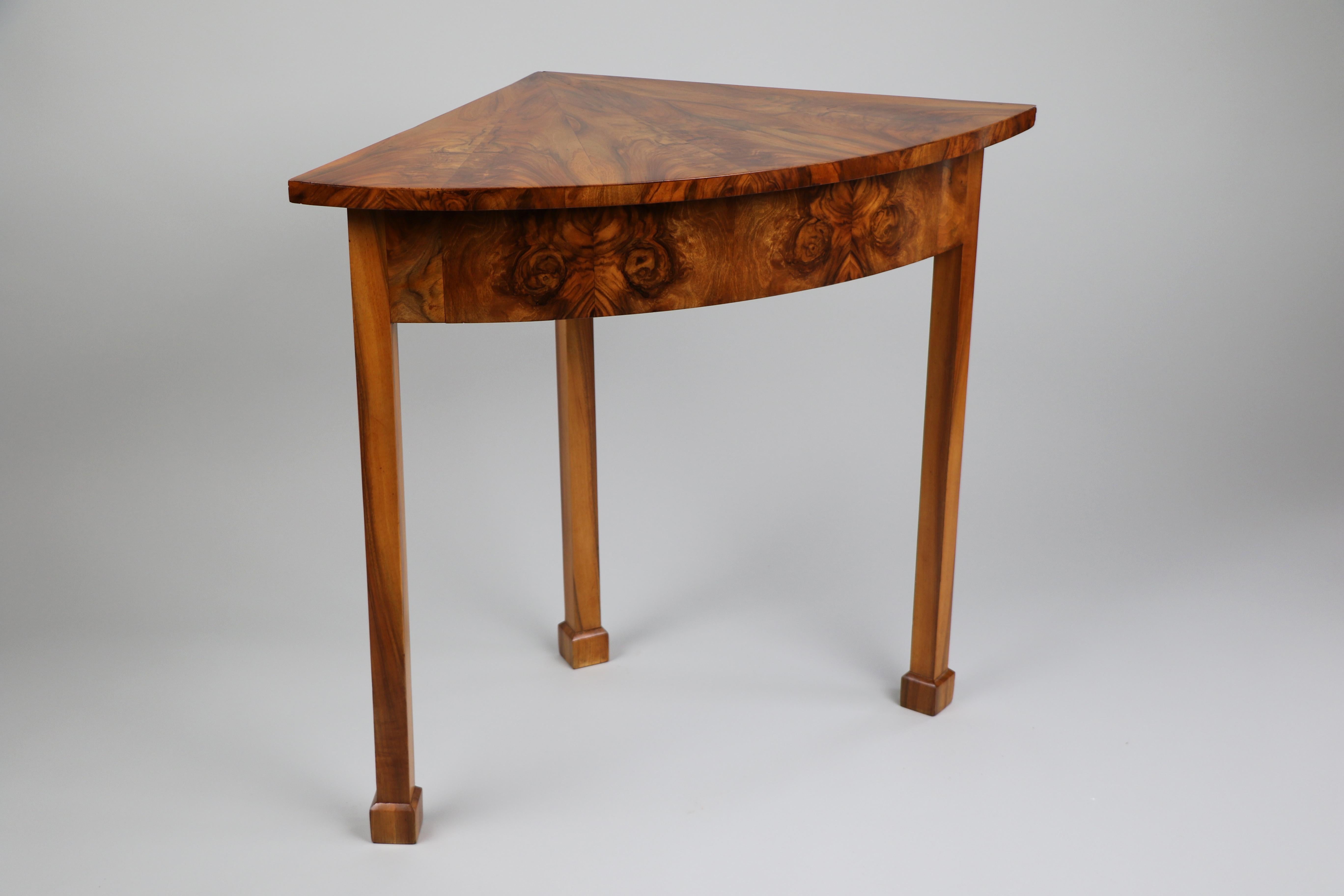 19th Century Fine Biedermeier Walnut Corner Console Table. Vienna, c. 1825. For Sale 5
