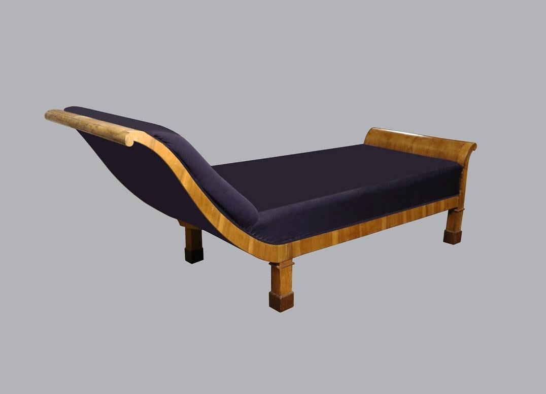 Hello,
This elegant and truly exceptional Viennese Biedermeier recamiere / daybed was made in circa 1820-25.

Viennese Biedermeier pieces are distinguished by their sophisticated proportions, rare and refined design, excellent craftsmanship and