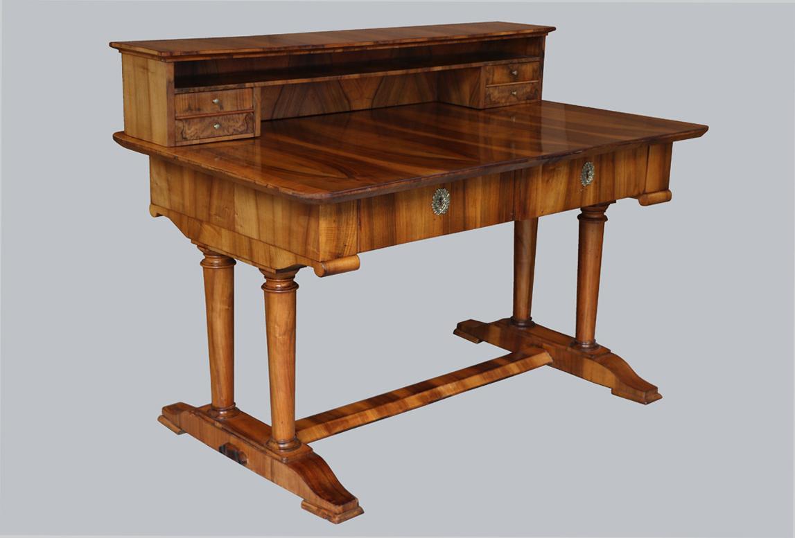 Hallo,
Dieser außergewöhnliche Biedermeier-Schreibtisch aus Nussbaumholz ist das beste Beispiel für ein hochwertiges Wiener Stück aus der Zeit um 1825.

Das Wiener Biedermeier zeichnet sich durch seine raffinierten Proportionen, sein seltenes und