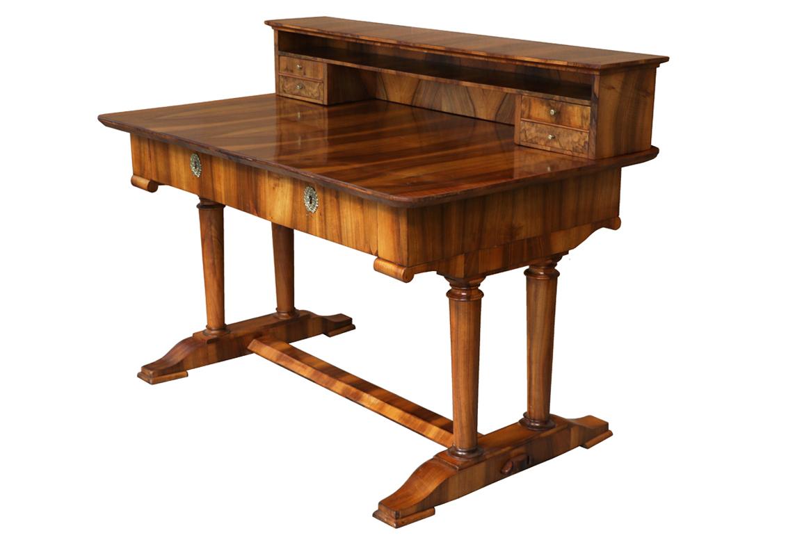 Escritorio Biedermeier de nogal del siglo XIX. Viena, hacia 1825. Austríaco en venta