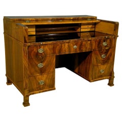 Escritorio Biedermeier de nogal del siglo XIX. Viena, hacia 1825.