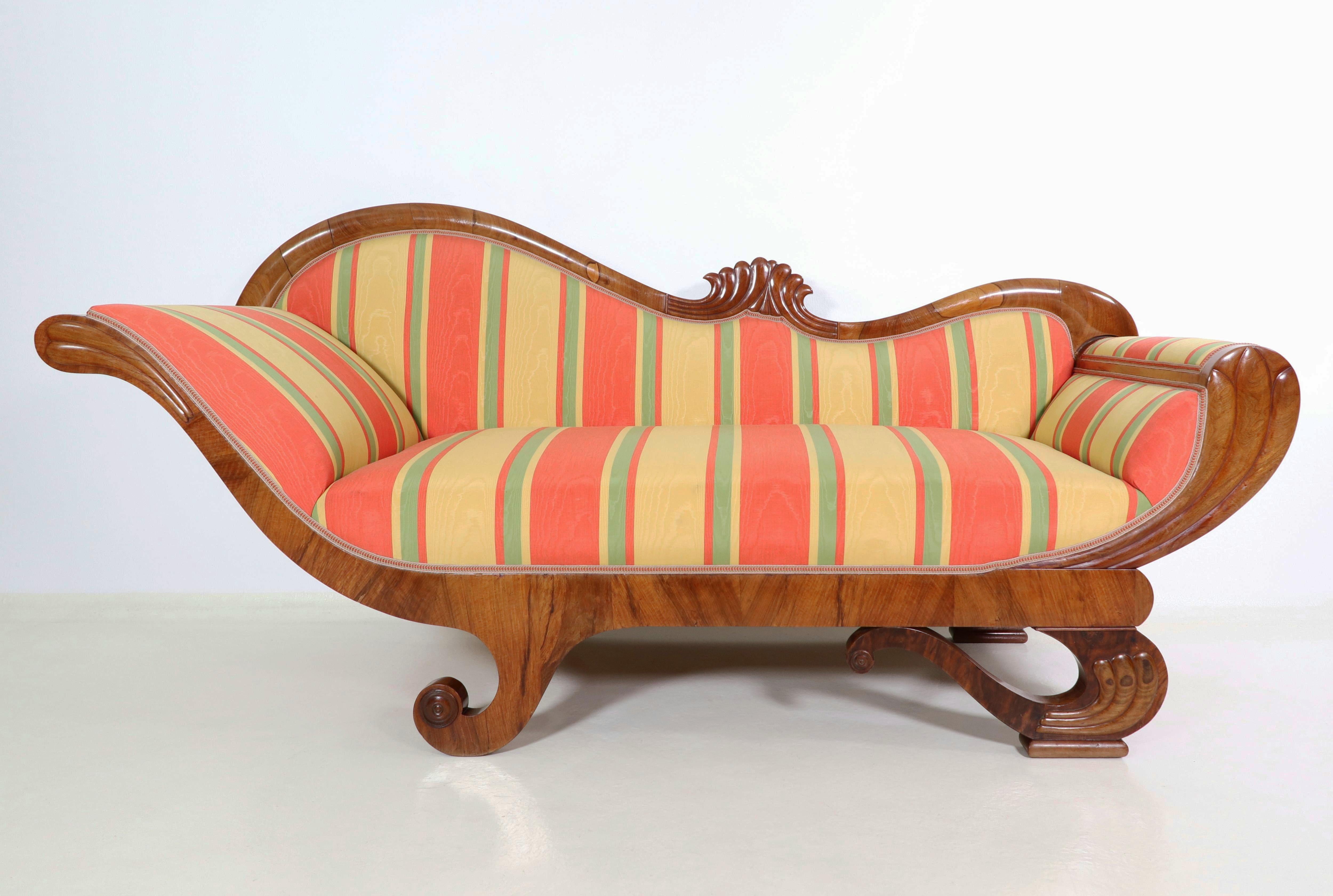 Nous avons le plaisir de vous présenter ce recamier / lit de jour Biedermeier viennois, unique et exceptionnel, fabriqué vers 1825. Cette magnifique pièce incarne non seulement l'élégance intemporelle et le savoir-faire raffiné de la période