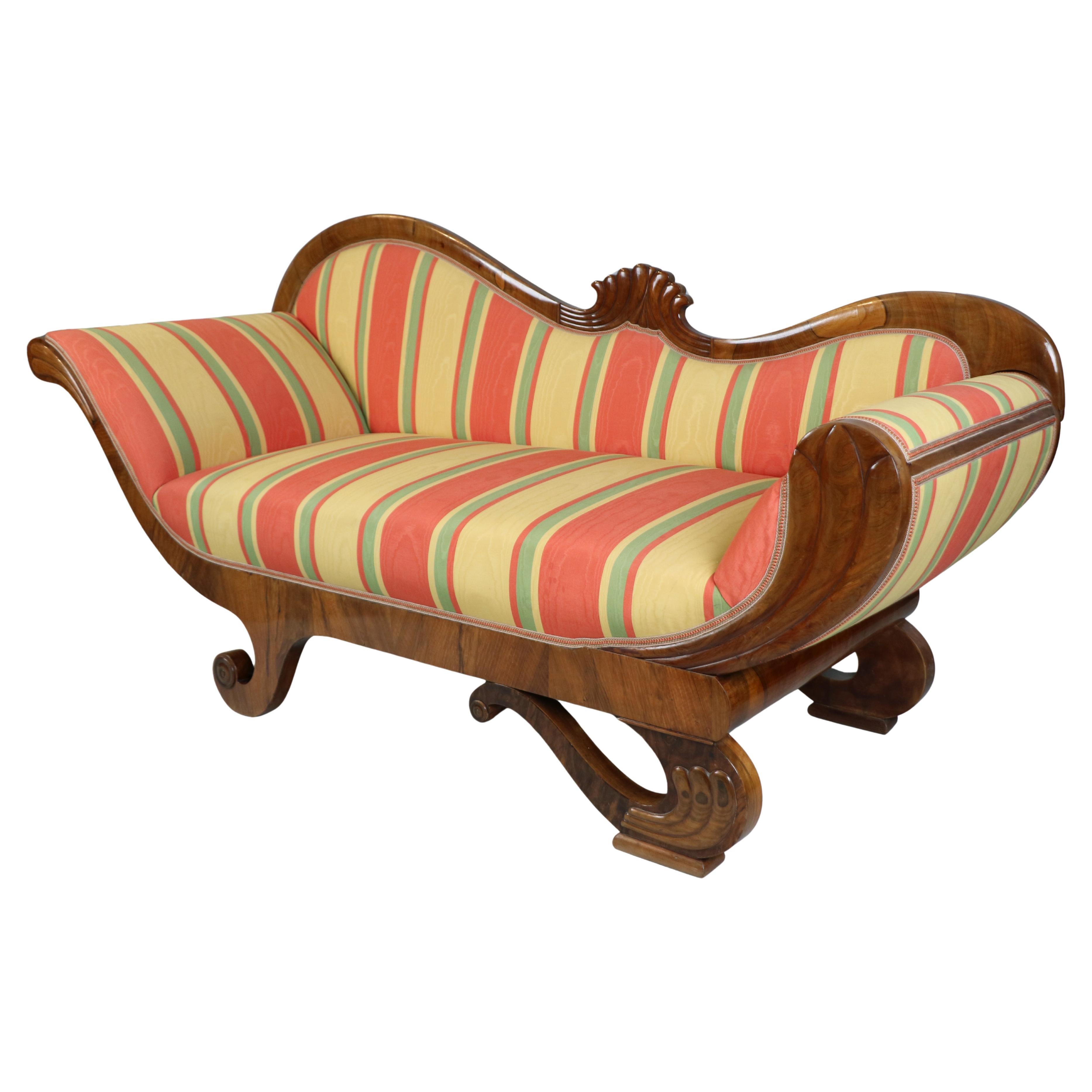 Nous avons le plaisir de vous présenter ce recamier / lit de jour Biedermeier viennois, unique et exceptionnel, fabriqué vers 1825. Cette magnifique pièce incarne non seulement l'élégance intemporelle et le savoir-faire raffiné de la période