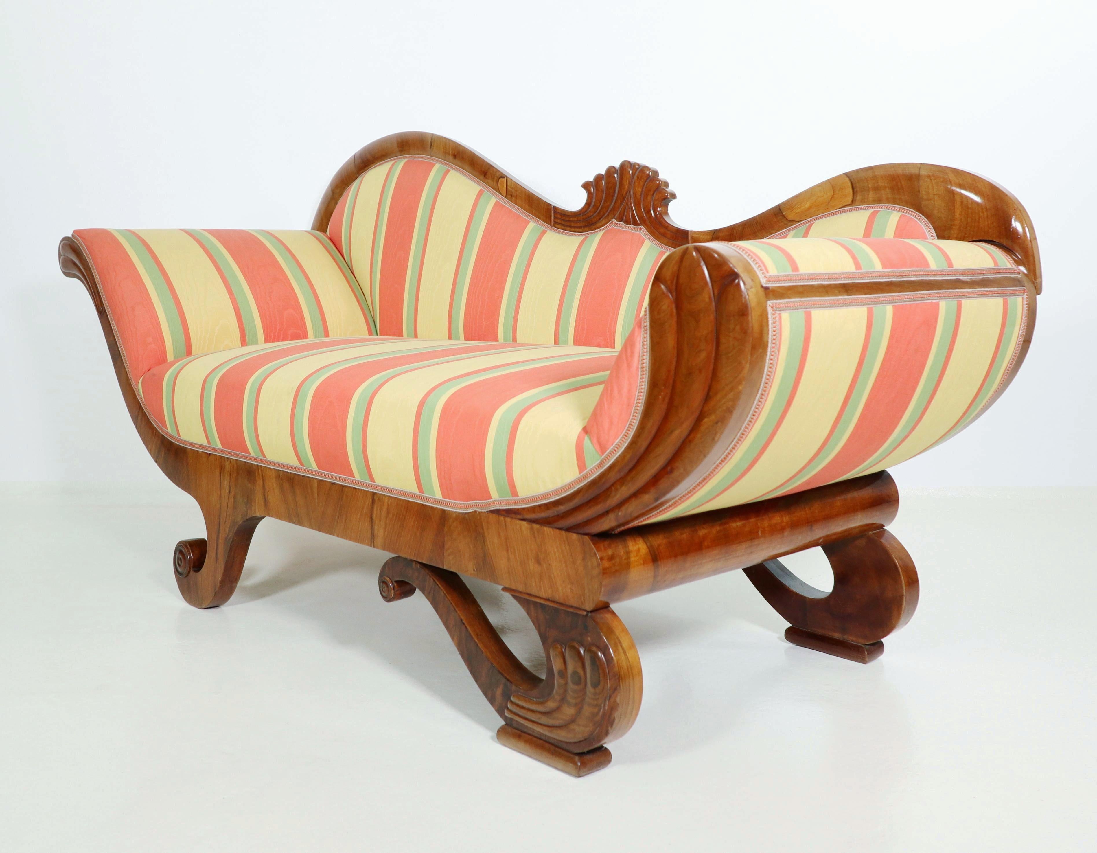 Autrichien Récamière en noyer Biedermeier du XIXe siècle. Vienne, vers 1825. en vente