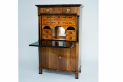 Feiner Biedermeier Sekretär aus Nussbaumholz, 19. Jahrhundert. Österreich, ca. 1830.