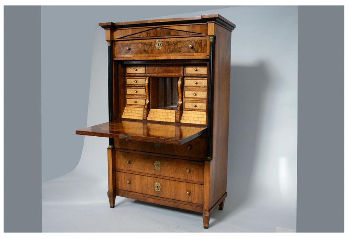 Hello,
This elegant and truly exceptional walnut Viennese Biedermeier Secretaire was made in Vienna circa 1825.

The Secretaire is an example of beautiful, rare and refined design and excellent craftsmanship. Viennese Biedermeier pieces are