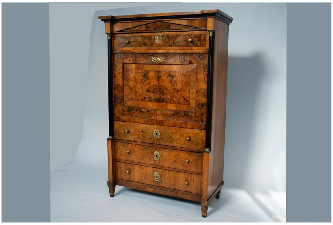 Austriaco Secretaire in noce Biedermeier del XIX secolo. Vienna, 1825 circa. in vendita