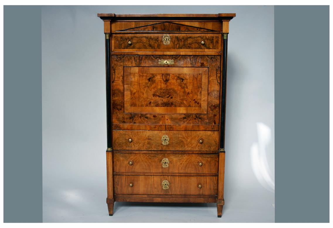 Biedermeier Sekretär aus Nussbaumholz, 19. Jahrhundert. Wiener Stadt, um 1825. im Zustand „Gut“ im Angebot in Vienna, AT