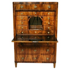 Feiner Biedermeier Sekretär aus Nussbaumholz, 19. Jahrhundert. Wiener Stadt, um 1825.