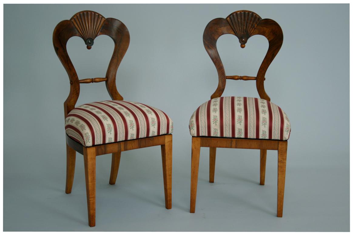 Hallo,
Diese eleganten, frühen Biedermeier-Stühle wurden um 1825 in Wien hergestellt.

Das Wiener Biedermeier zeichnet sich durch seine raffinierten Proportionen, sein seltenes und raffiniertes Design und seine hervorragende Handwerkskunst aus und