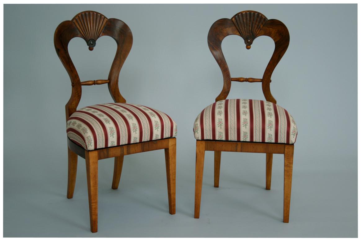 Bonjour,
Ces élégantes chaises Biedermeier ont été fabriquées à Vienne vers 1825.

Le Biedermeier viennois se distingue par ses proportions sophistiquées, son design rare et raffiné et son excellent savoir-faire. Il continue d'avoir une grande