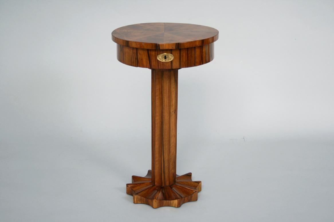 Hallo,
This elegant, rare and truly exceptional Viennese Biedermeier single drawer occasional table was made circa 1825.

Viennese Biedermeier pieces are distinguished by their sophisticated proportions, rare and refined design, excellent