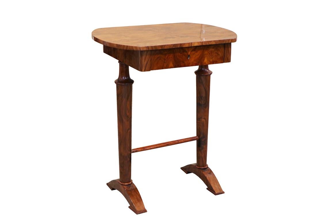 Hello,
This fine Biedermeier walnut table was made circa 1825 in Vienna.

Viennese Biedermeier pieces are distinguished by their sophisticated proportions, rare and refined design, excellent craftsmanship and continue to have a great influence on