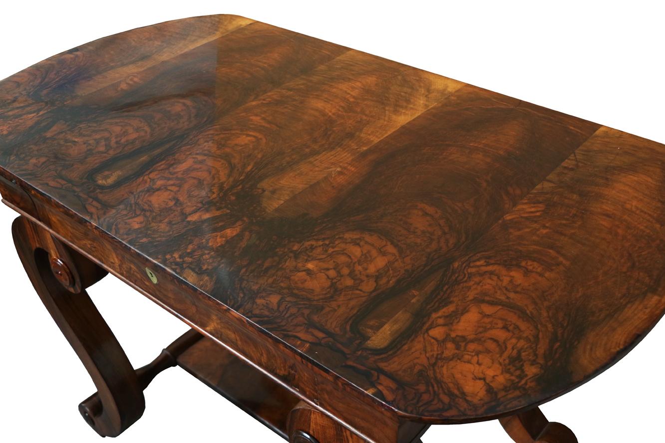 Bonjour,
Cette exceptionnelle table d'appoint Biedermeier a été fabriquée à Vienne vers 1820-25.

Le Biedermeier viennois se distingue par ses proportions sophistiquées, son design rare et raffiné et son excellent savoir-faire. Il continue d'avoir