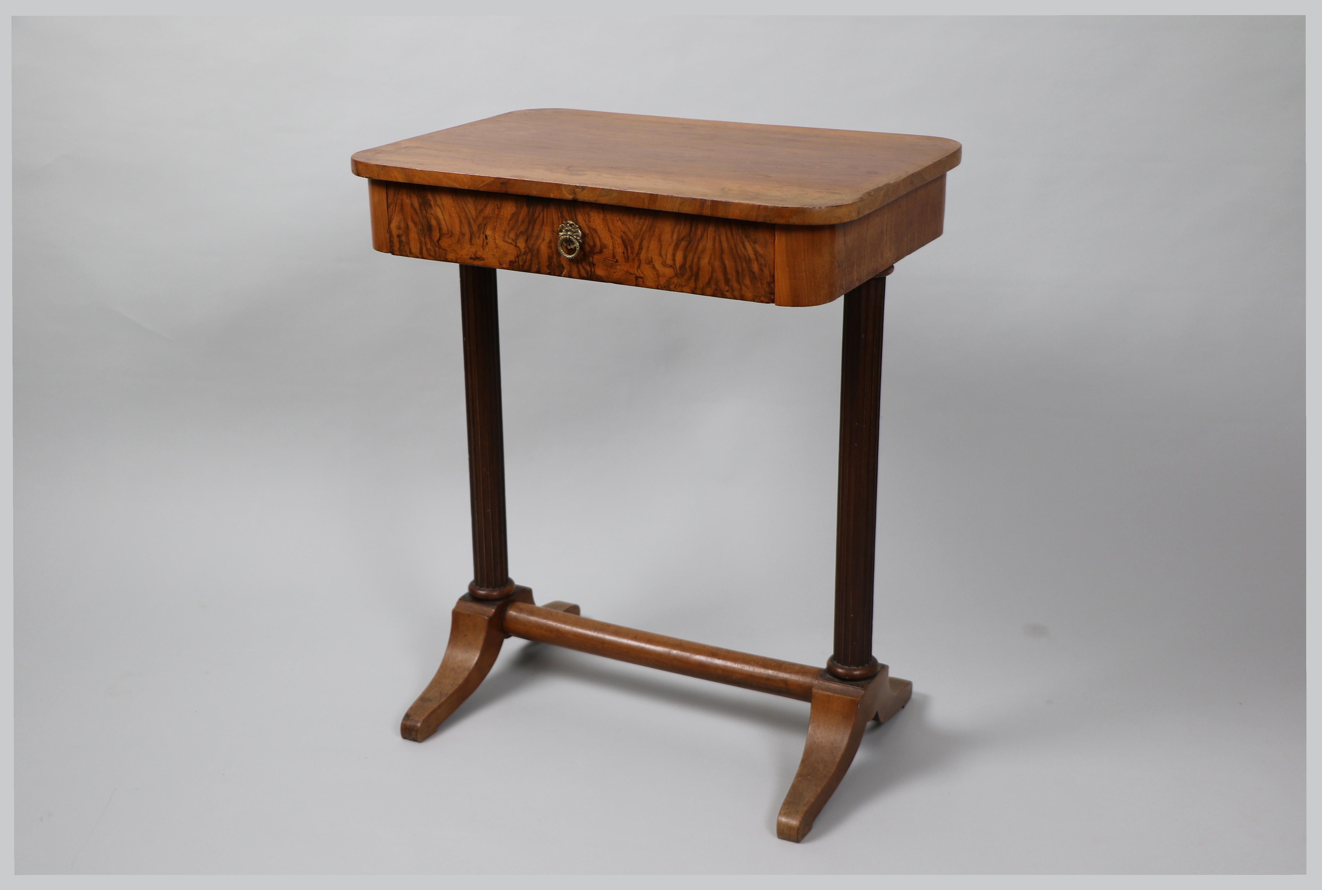 Bonjour,
Cette belle table en noyer Biedermeier a été fabriquée à Vienne vers 1825.

Les pièces du Biedermeier viennois se distinguent par leurs proportions sophistiquées, leur design rare et raffiné, leur excellente facture et continuent d'avoir