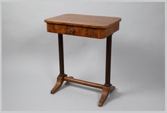 Tavolino in noce Biedermeier del XIX secolo. Vienna, 1825 circa.