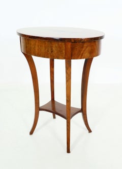 19th Century Fine Biedermeier Walnut Side Table, Vienna, c. 1825.