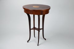 19. Jahrhundert Feiner Biedermeier Beistelltisch aus Nussbaum, Wien, um 1825.