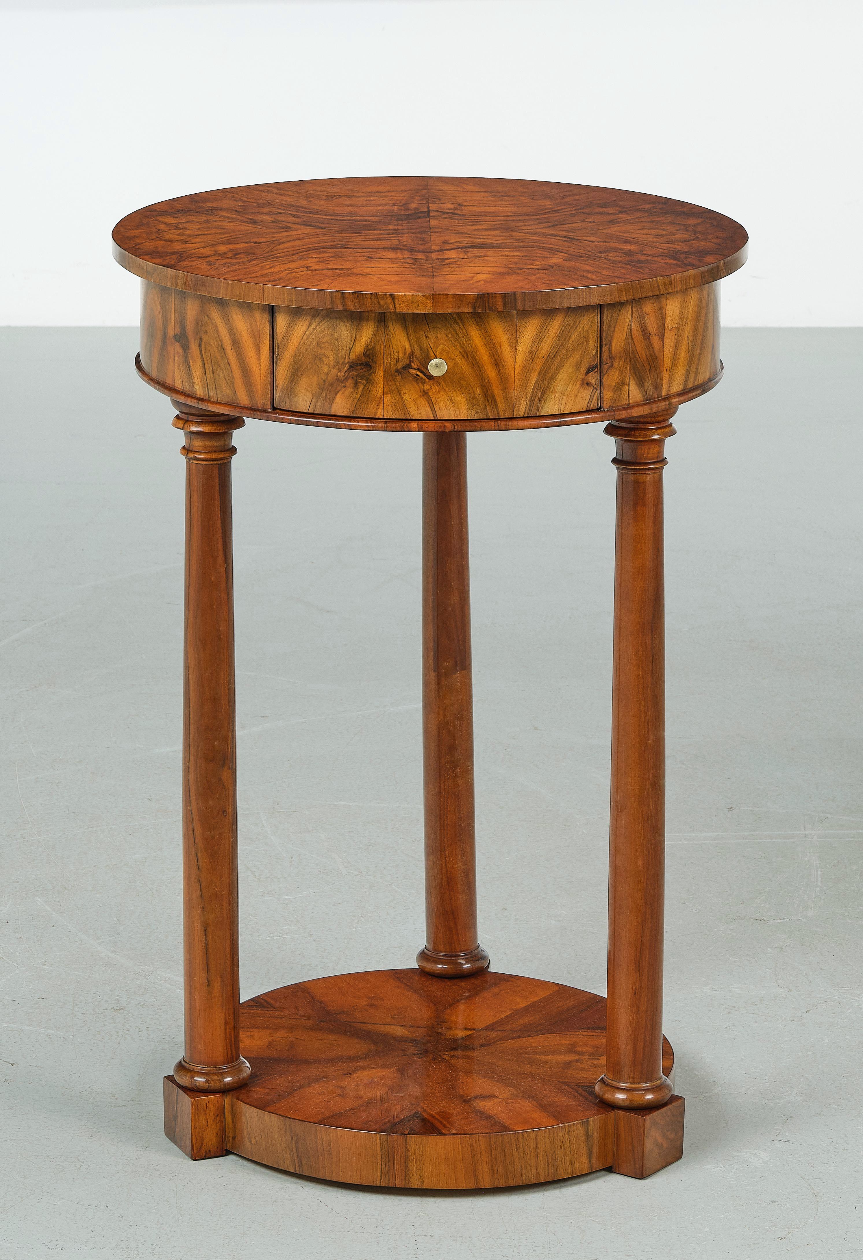 Questo squisito e raro tavolino rotondo in noce Biedermeier, realizzato nel 1825 circa a Vienna, esemplifica l'eleganza e il fascino senza tempo dell'artigianato viennese. I pezzi Biedermeier sono celebri per le loro proporzioni raffinate, il design