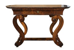 Mesa auxiliar de nogal Biedermeier del siglo XIX. Viena, hacia 1825.
