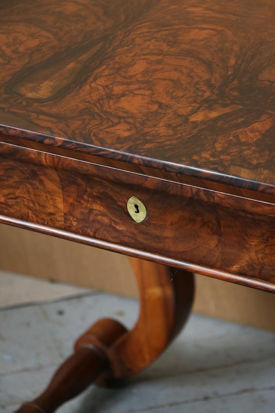 Autrichien Table d'appoint Biedermeier du 19ème siècle Vienne, vers 1825. en vente