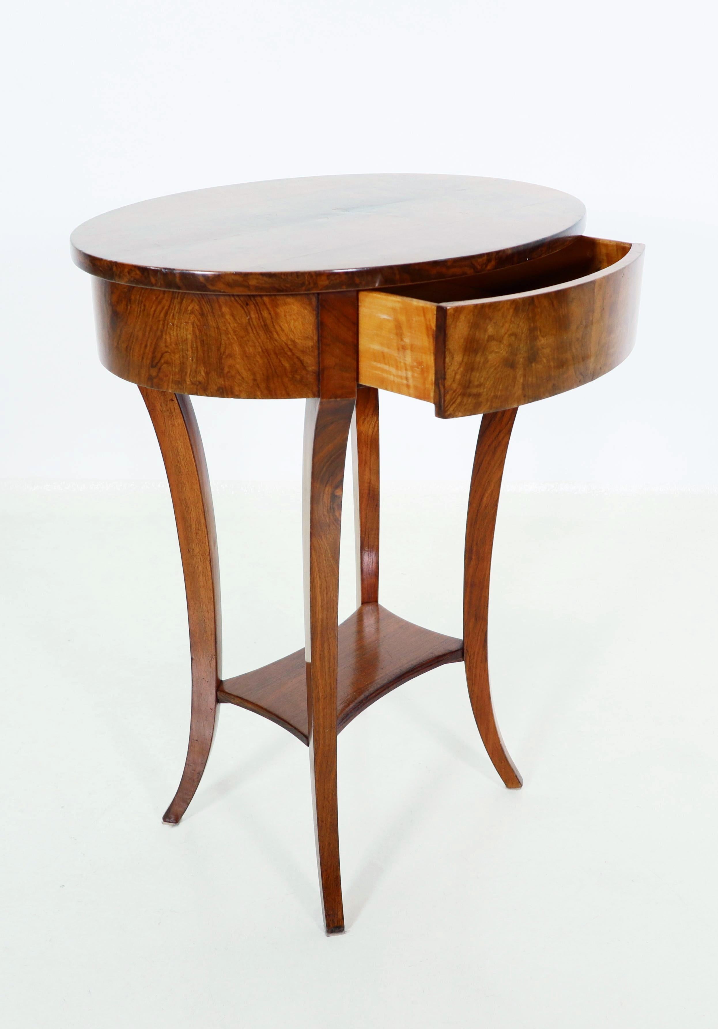 Autrichien Table d'appoint Biedermeier du 19ème siècle, Vienne, vers 1825. en vente