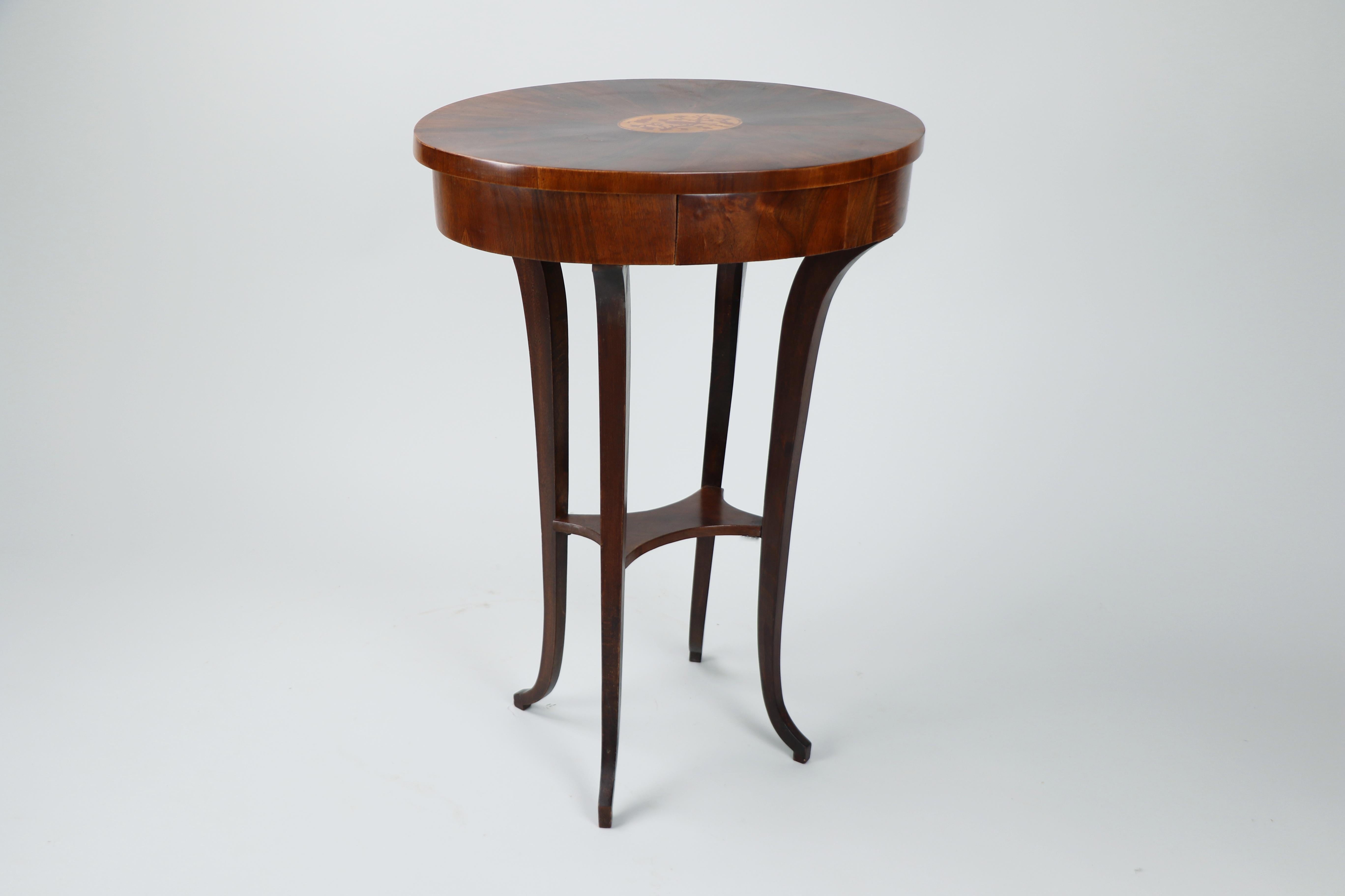 Autrichien Table d'appoint Biedermeier du 19ème siècle, Vienne, vers 1825. en vente