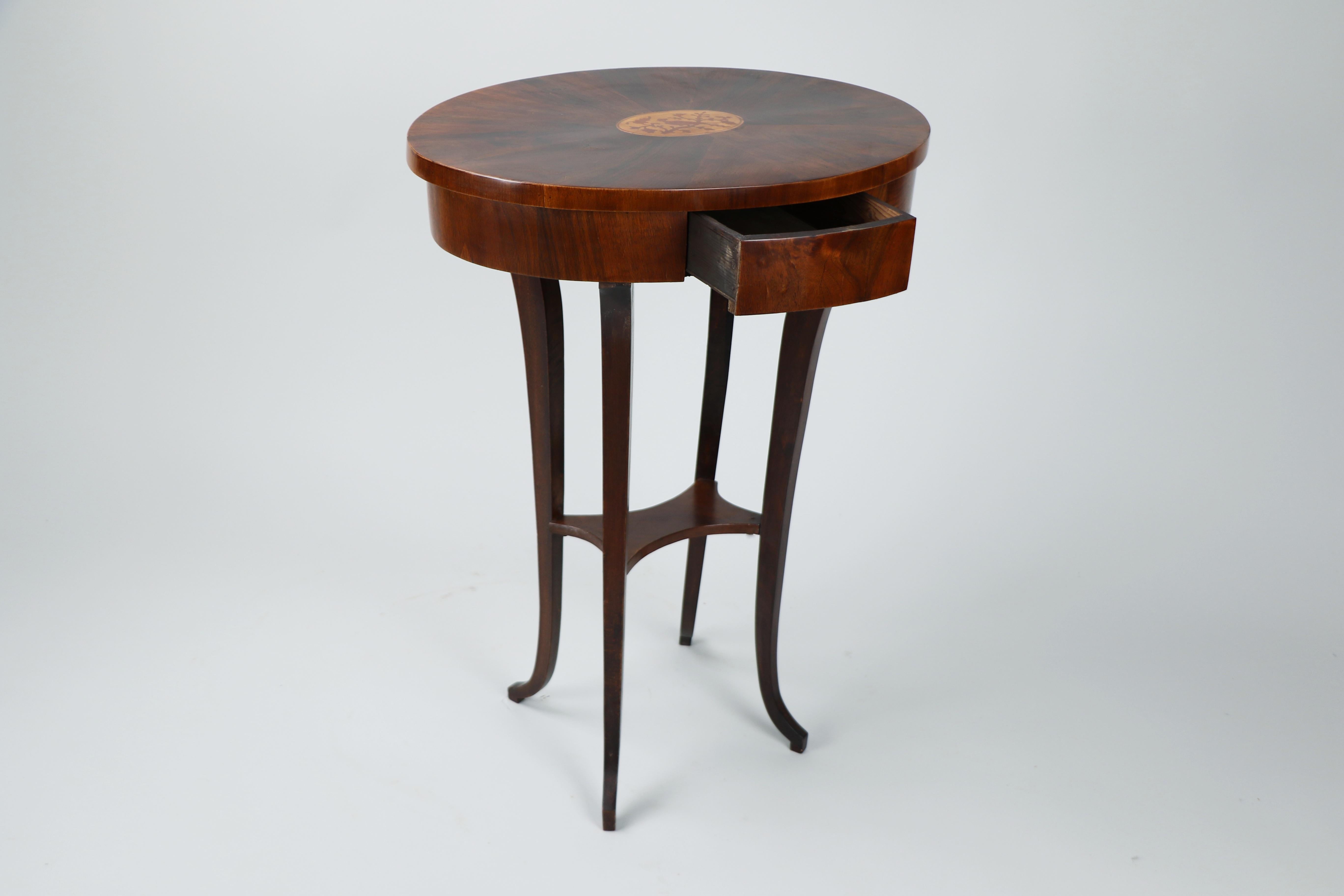 Marqueterie Table d'appoint Biedermeier du 19ème siècle, Vienne, vers 1825. en vente