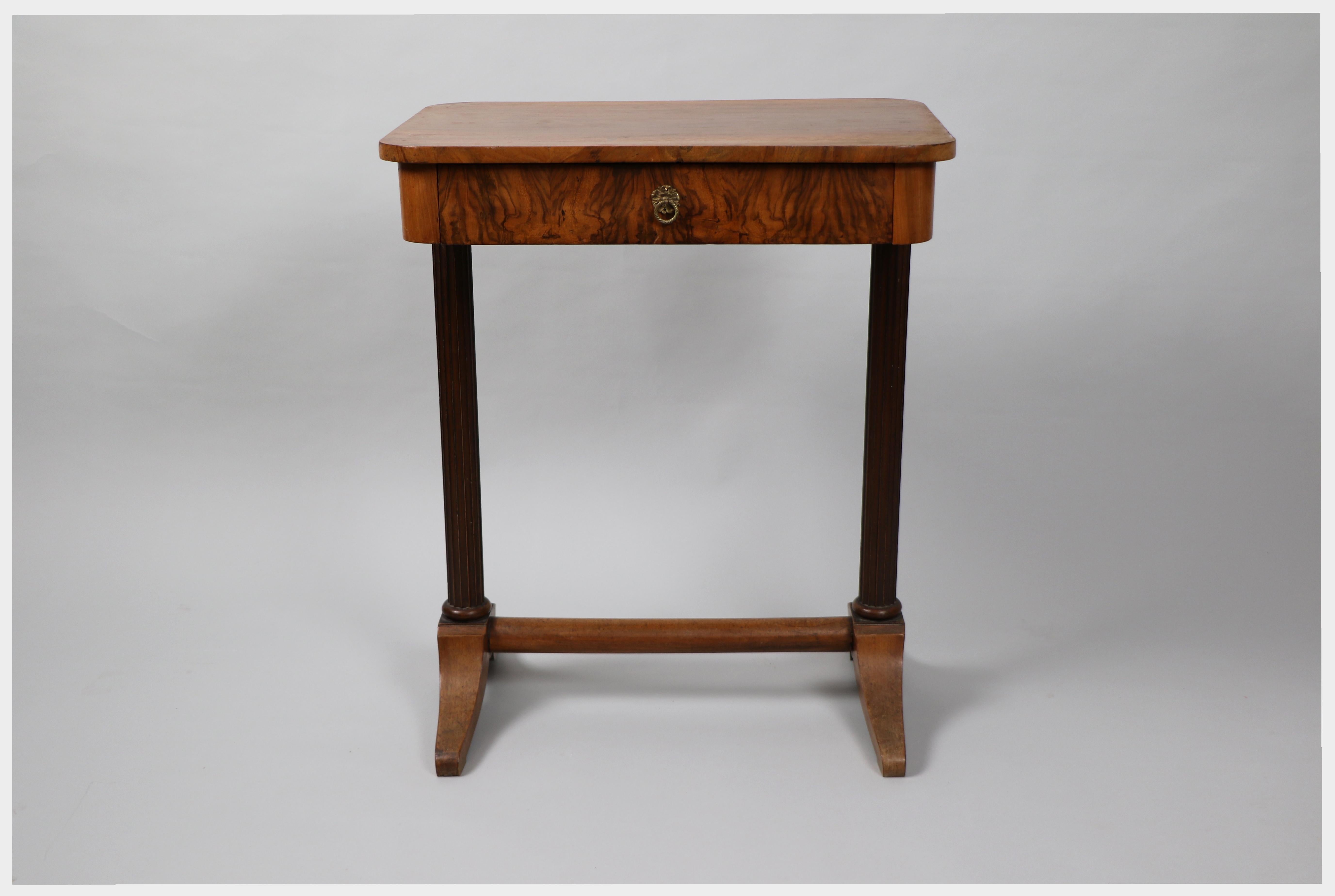 Table d'appoint Biedermeier du 19ème siècle Vienne, vers 1825. Bon état - En vente à Vienna, AT