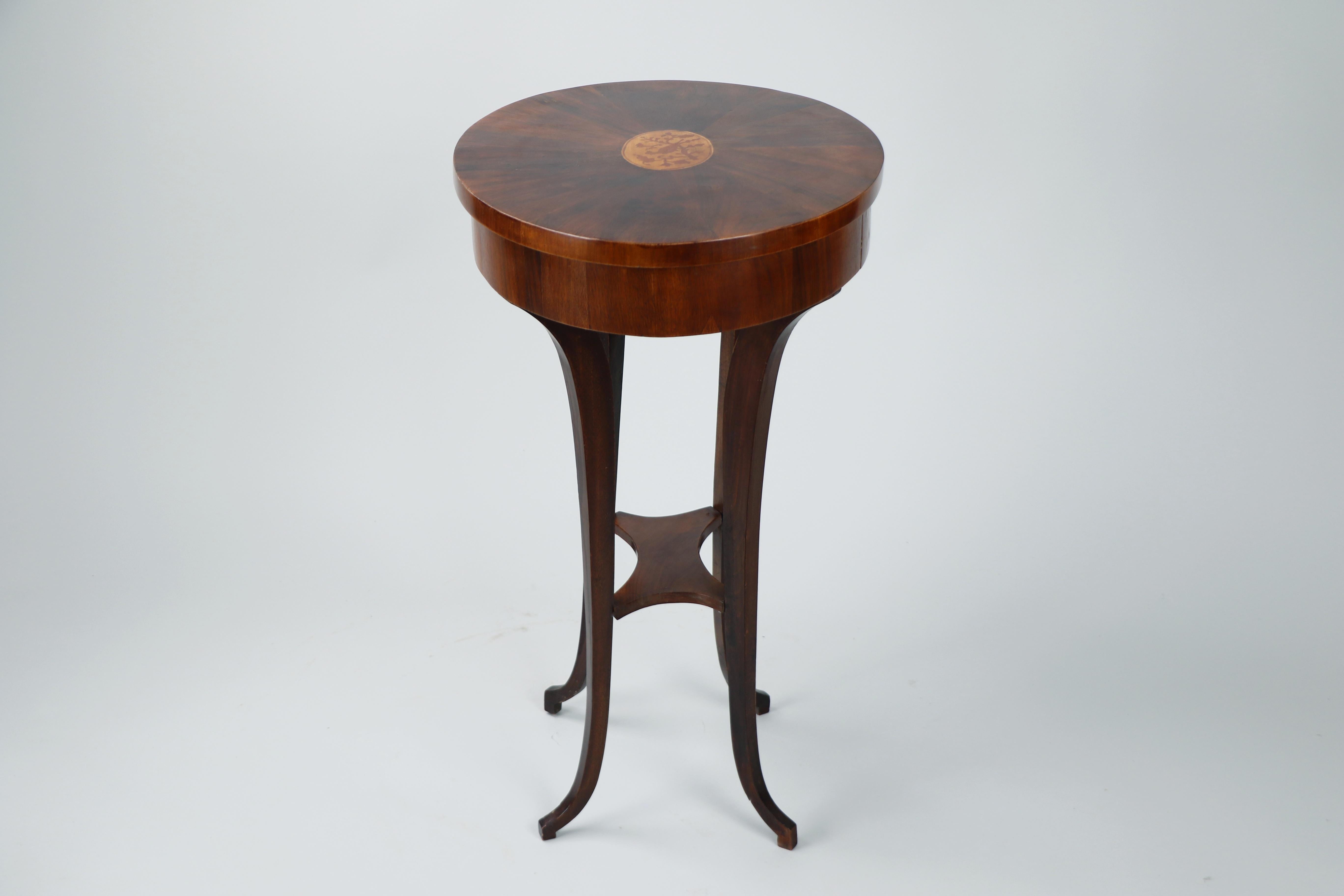 XIXe siècle Table d'appoint Biedermeier du 19ème siècle, Vienne, vers 1825. en vente