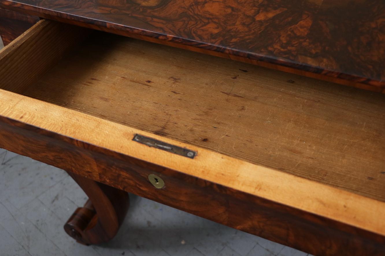 Noyer Table d'appoint Biedermeier du 19ème siècle Vienne, vers 1825. en vente