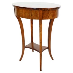 Tavolino in noce Biedermeier-Vienna del XIX secolo, 1825 circa.