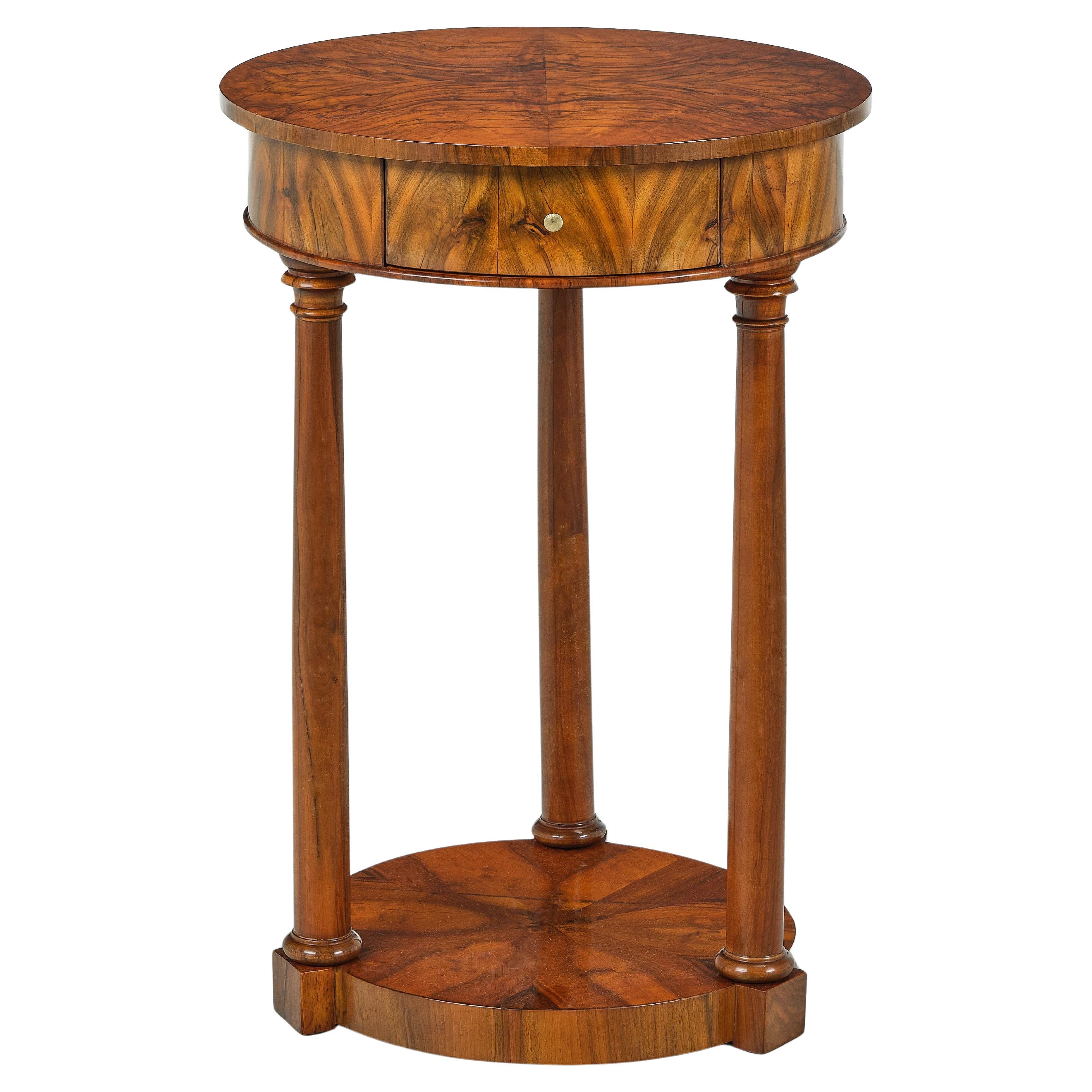 Tavolino in noce Biedermeier del XIX secolo. Vienna, 1825 circa.