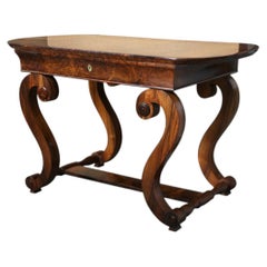 Mesa auxiliar de nogal Biedermeier del siglo XIX. Viena, hacia 1825.