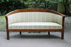 19. Jahrhundert Feiner Biedermeier Sofatisch aus Nussbaum. Wiener Stadt, um 1825.