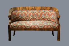 Feines Biedermeier-Sofa aus Nussbaumholz, Wien, 19. Jahrhundert, um 1820-25.