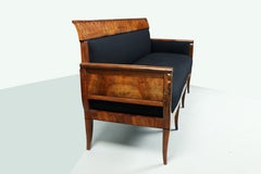 Divano in noce Biedermeier del XIX secolo. Vienna, 1825-30 circa.