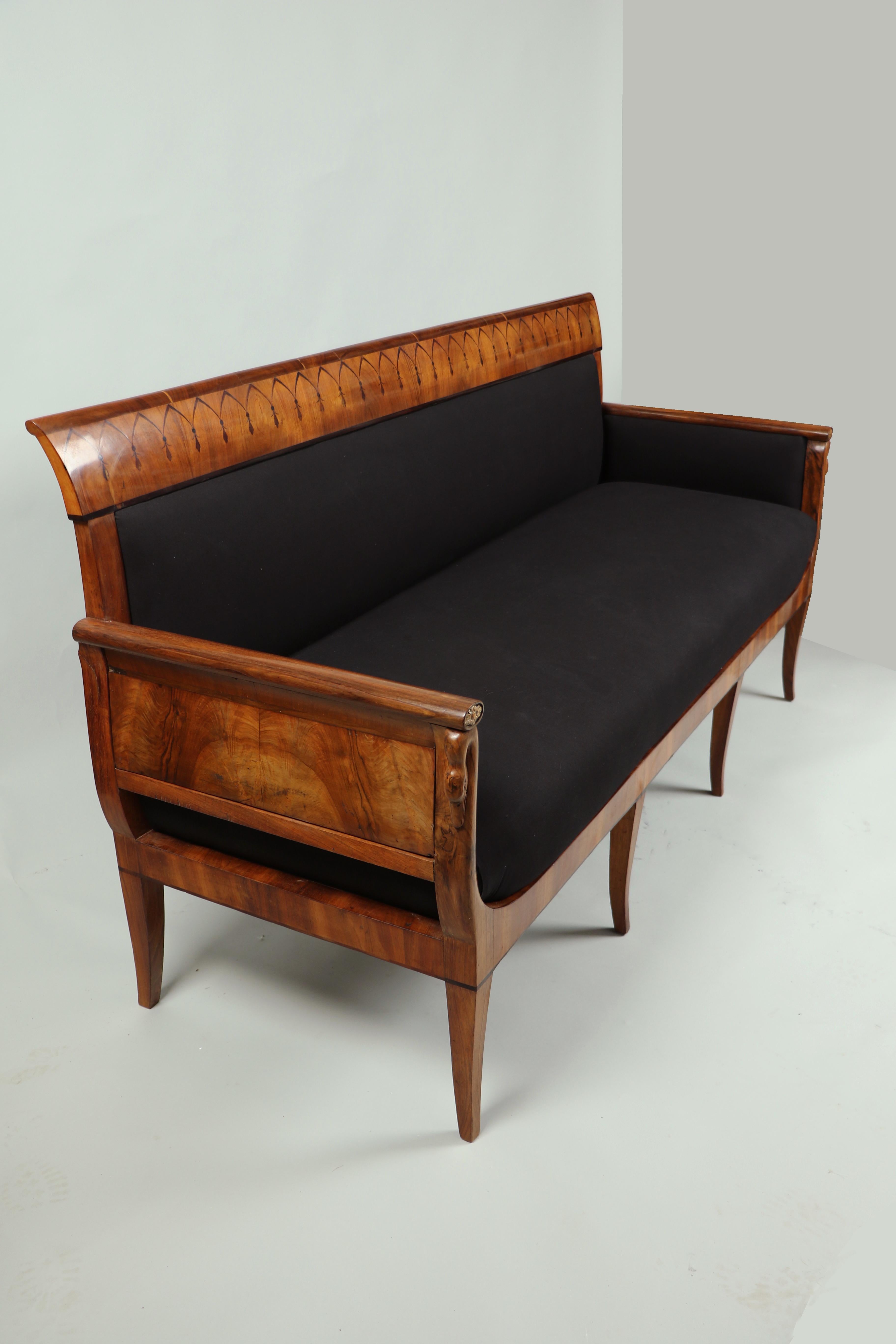 19th Century Fine Biedermeier Walnut Sofa. Vienna, c. 1825-30. For Sale 2