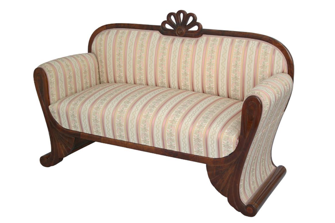 Bonjour,
Cet élégant et exceptionnel canapé viennois Biedermeier a été fabriqué vers 1825.

Les pièces du Biedermeier viennois se distinguent par leurs proportions sophistiquées, leur design rare et raffiné, leur excellente facture et continuent