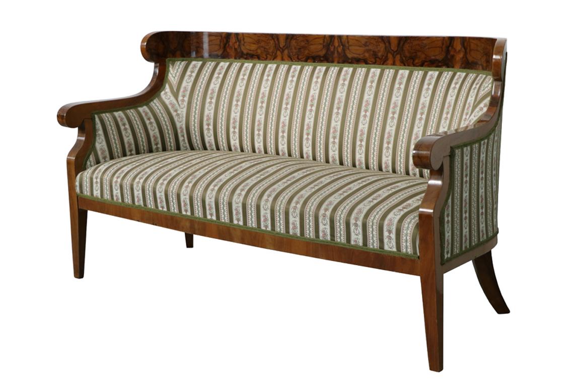 Bonjour,
Ce fin et élégant canapé viennois Biedermeier en noyer a été fabriqué vers 1825-30.

Le Biedermeier viennois se distingue par ses proportions sophistiquées, son design rare et raffiné et son excellent savoir-faire. Il continue d'avoir une