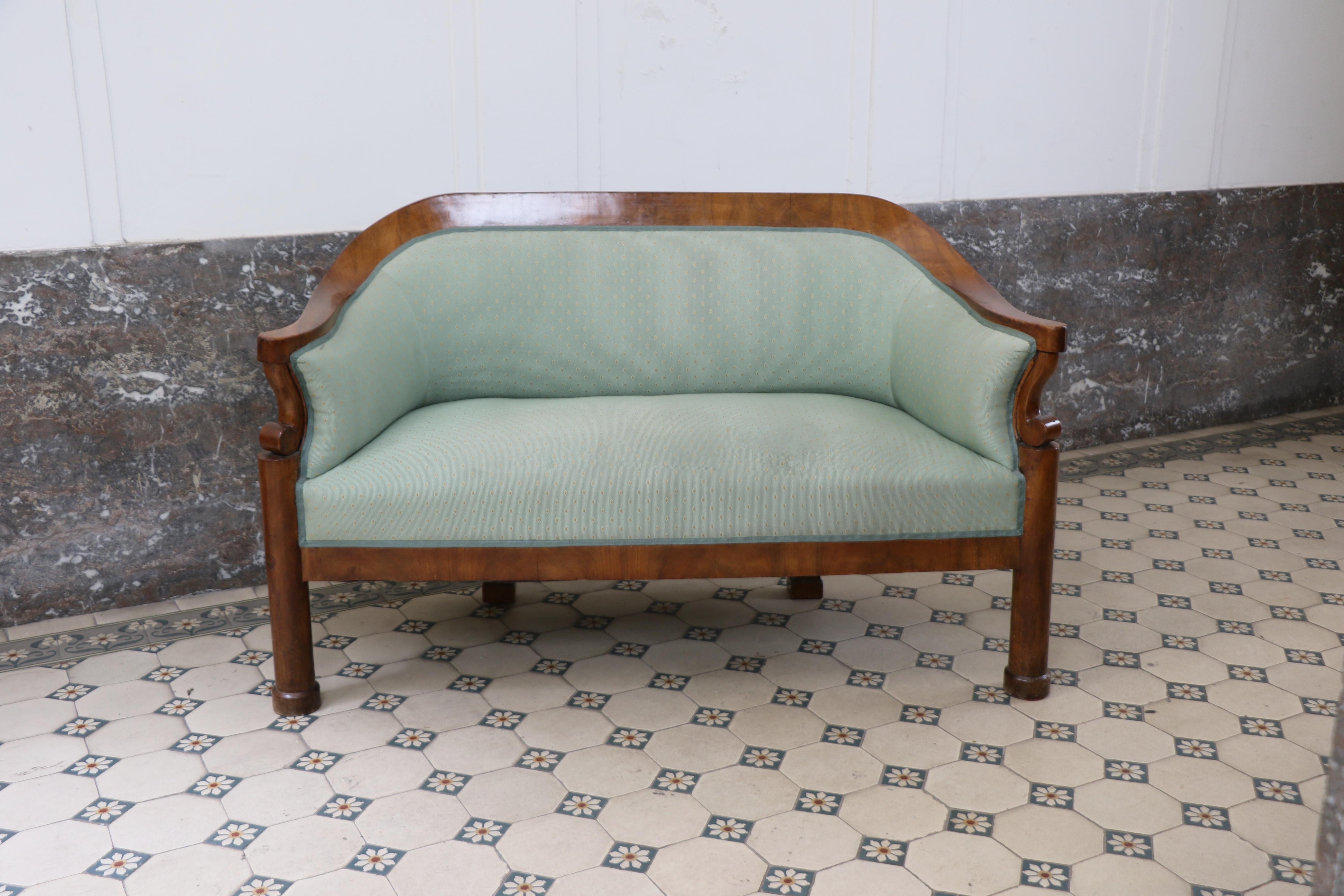 An exceptional Viennese Biedermeier walnut sofa – Vienna, c. 1825

We are pleased to offer this rare and exquisitely elegant Biedermeier walnut sofa, crafted in Vienna circa 1825. This outstanding piece is a true testament to the timeless beauty and