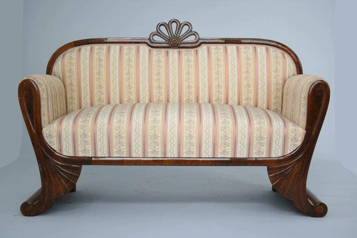 Autrichien Canapé Biedermeier en noyer du 19ème siècle. Vienne, vers 1825. en vente