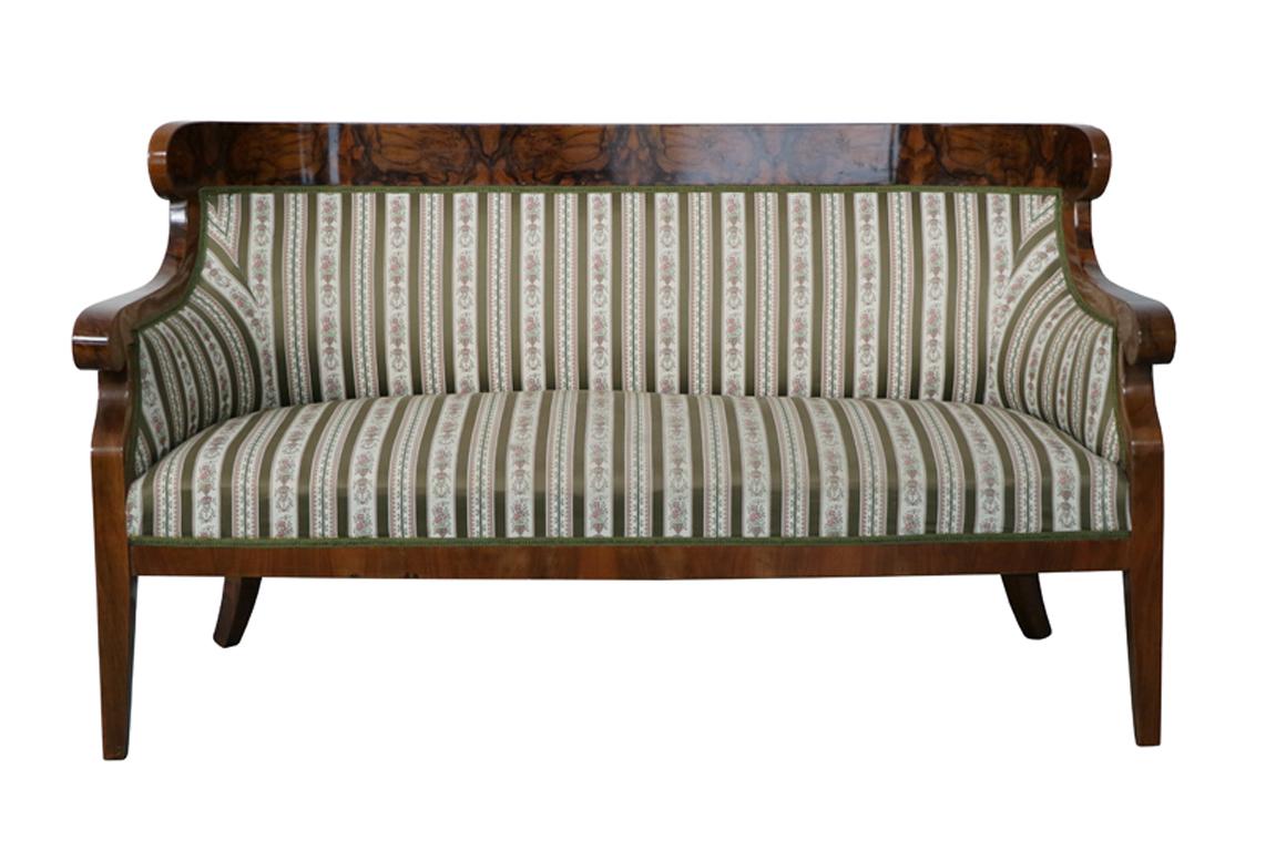 Autrichien Canapé Biedermeier en noyer du 19ème siècle. Vienne, vers 1825. en vente